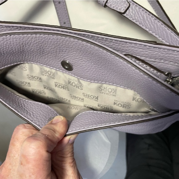 NWT MICHAEL MICHAEL KORS HALLIE. LILAC MD Messenger Leather - Picture 4 of 10